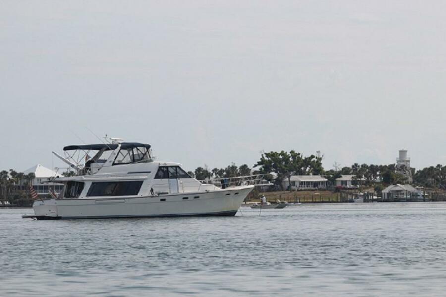 47' Bayliner starboard profile