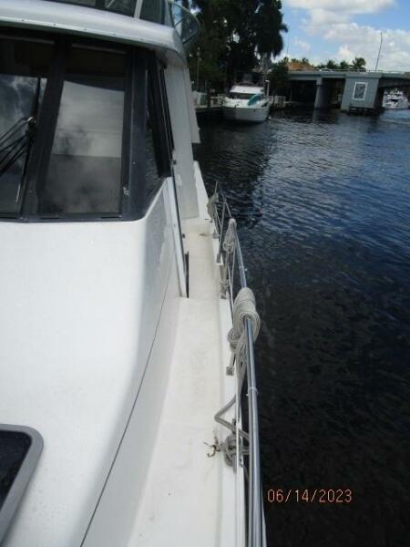47' Bayliner port side deck2