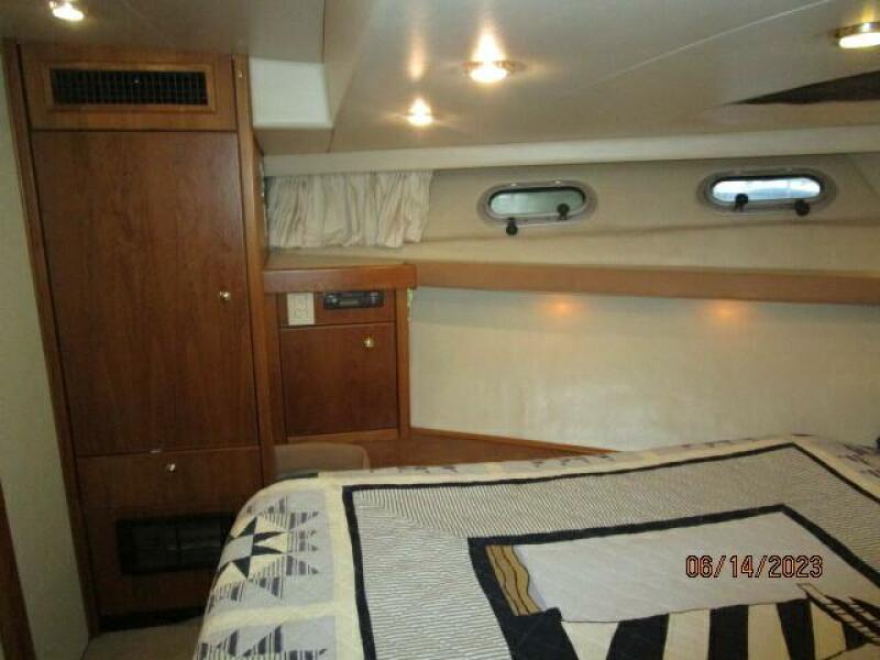 47' Bayliner master stateroom port