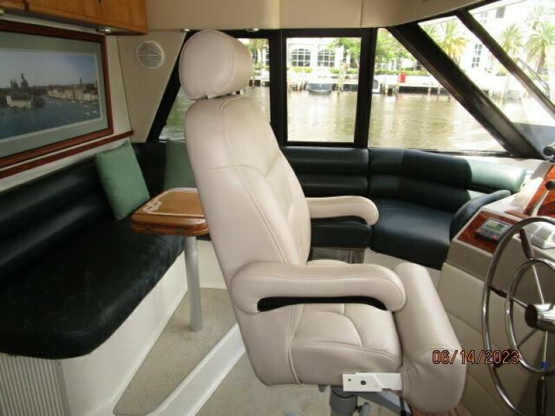 47' Bayliner pilothouse port