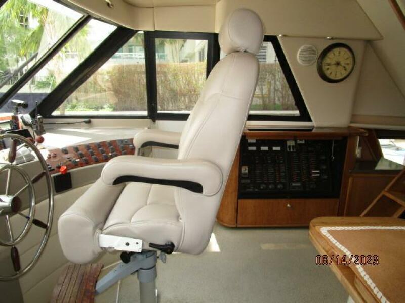 47' Bayliner pilothouse starboard