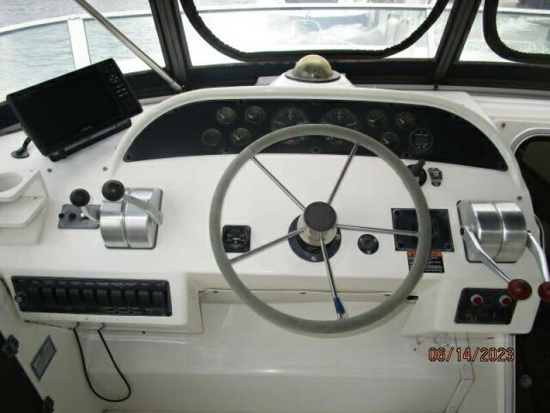 47' Bayliner flybridge helm2