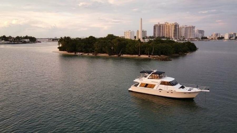 47' Bayliner starboard forward profile1