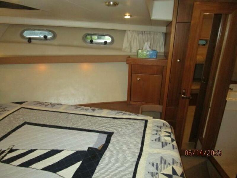 47' Bayliner master stateroom starboard