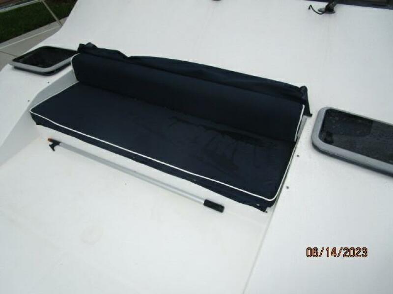 47' Bayliner foredeck seating