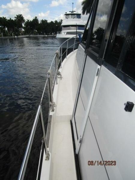 47' Bayliner port side deck1 