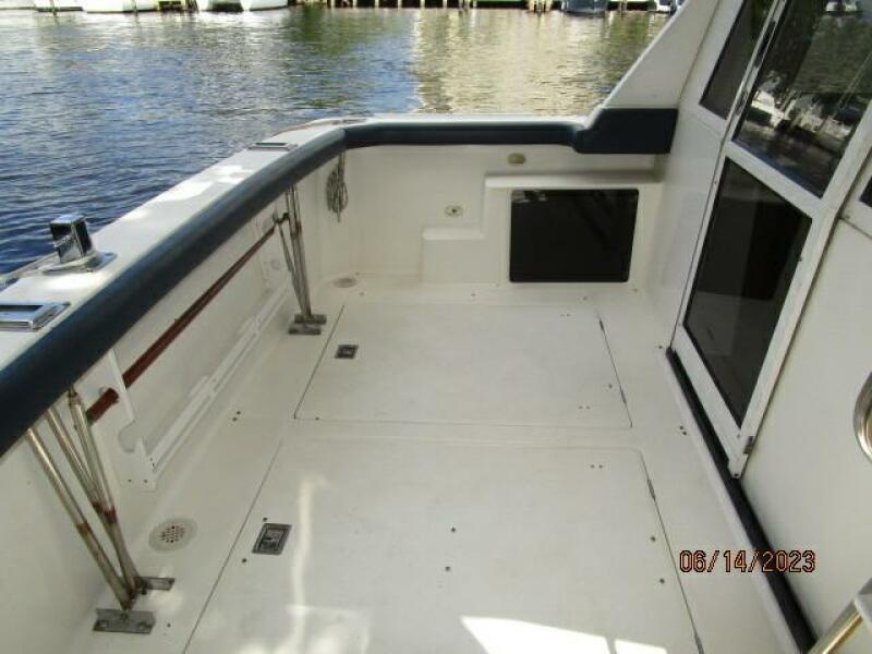 47' Bayliner aftdeck port