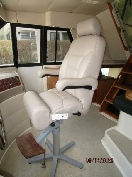 47' Bayliner pilothouse helmseat