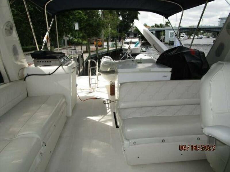 47' Bayliner flybridge aft