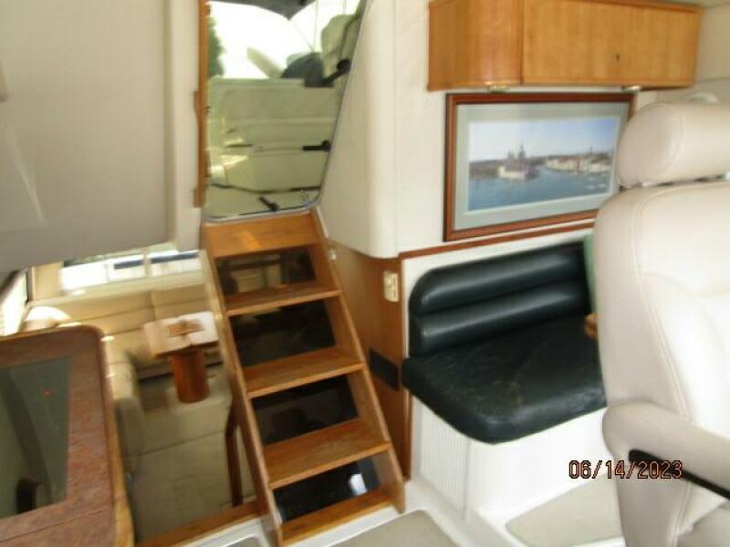 47' Bayliner pilothouse aft