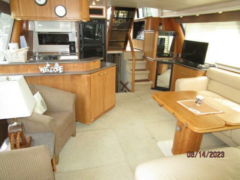 47' Bayliner salon forward