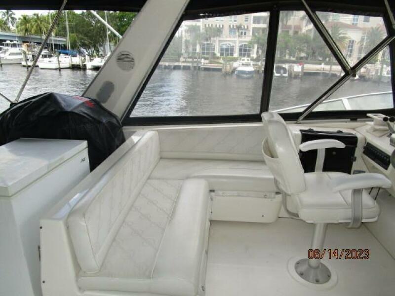 47' Bayliner flybridge port
