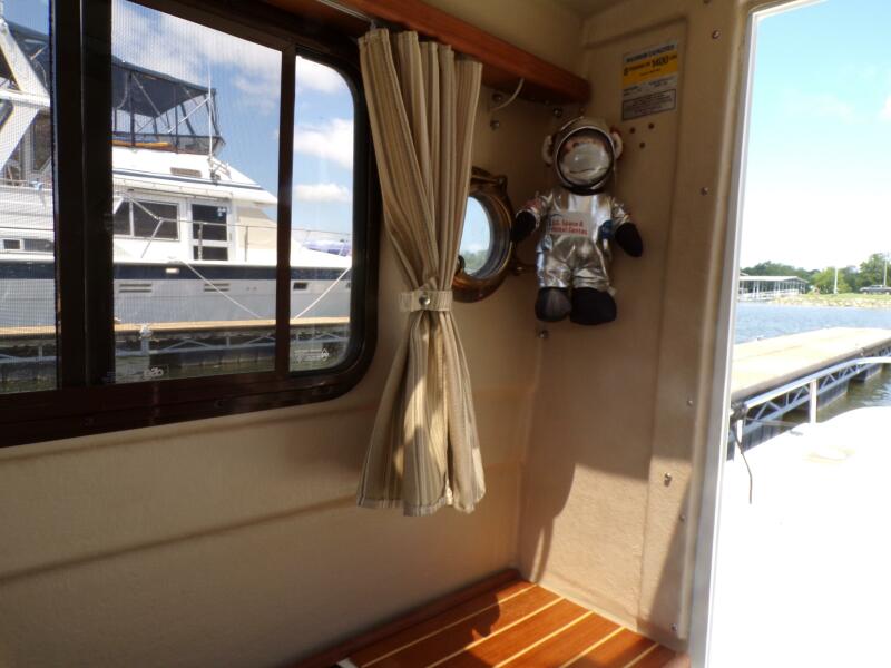 Miss Baker 2017 Ranger Tugs R-21EC detail window