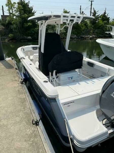 2022 Robalo 230
