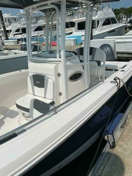 2022 Robalo 230