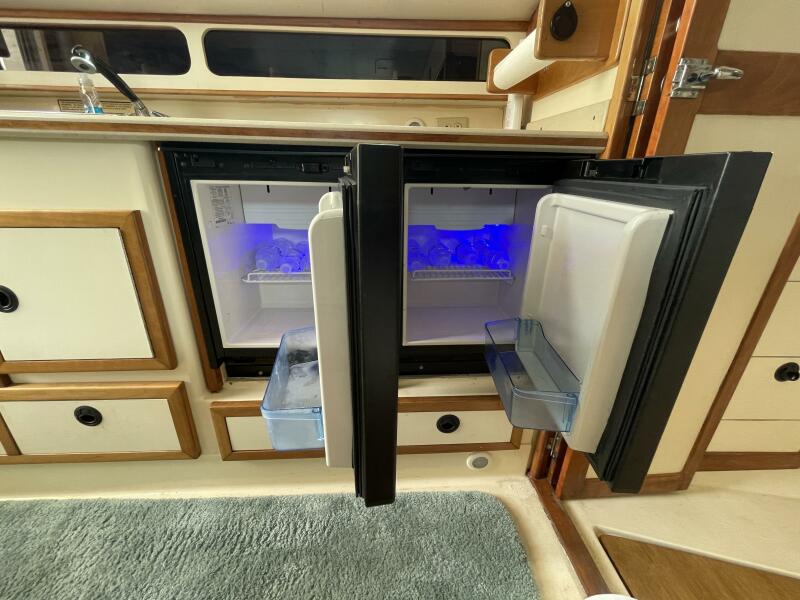 2000 Albin 32+2 Command Bridge