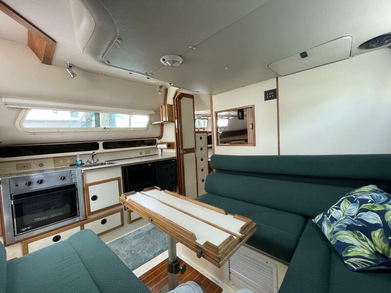 2000 Albin 32+2 Command Bridge
