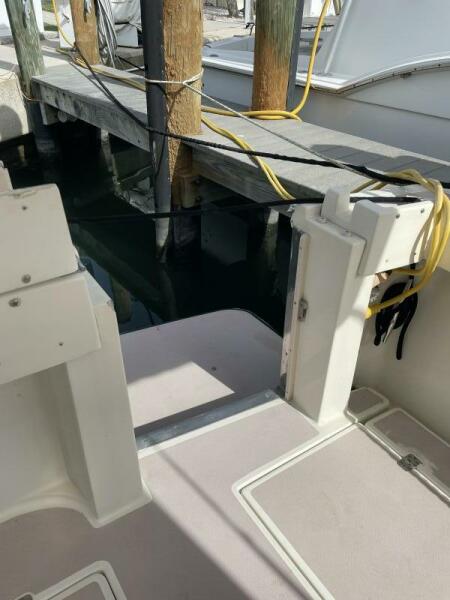 2000 Albin 32+2 Command Bridge