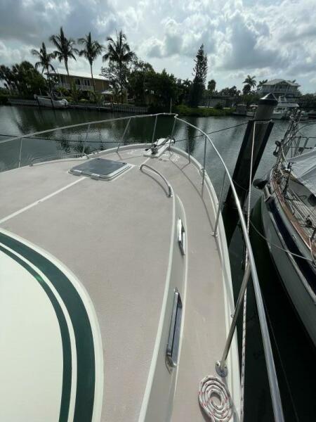 2000 Albin 32+2 Command Bridge