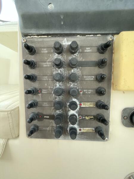2000 Albin 32+2 Command Bridge