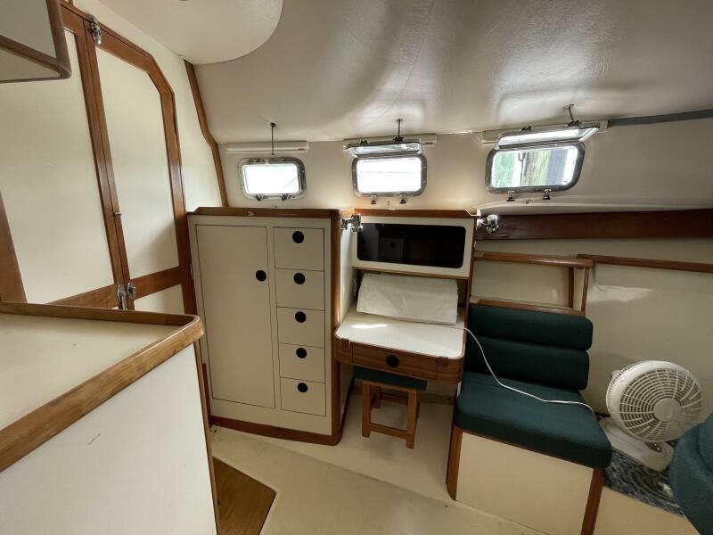 2000 Albin 32+2 Command Bridge
