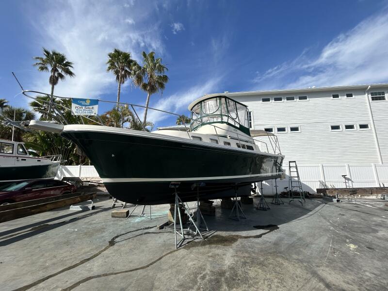 2000 Albin 32+2 Command Bridge