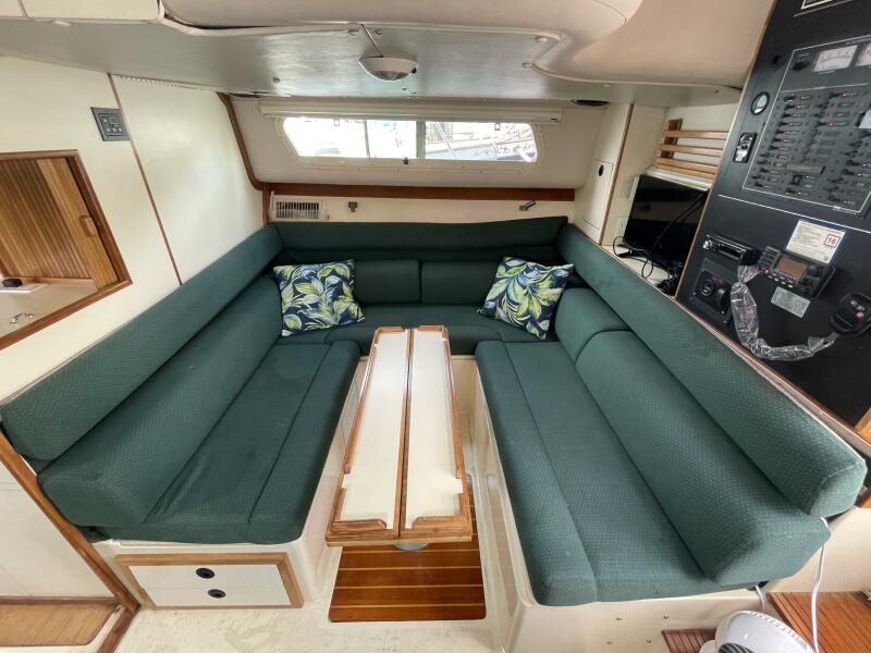 2000 Albin 32+2 Command Bridge