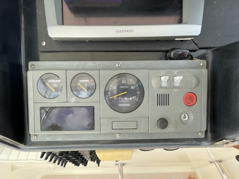 2000 Albin 32+2 Command Bridge