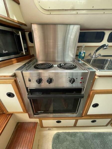 2000 Albin 32+2 Command Bridge