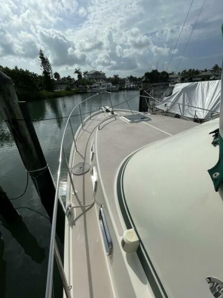 2000 Albin 32+2 Command Bridge