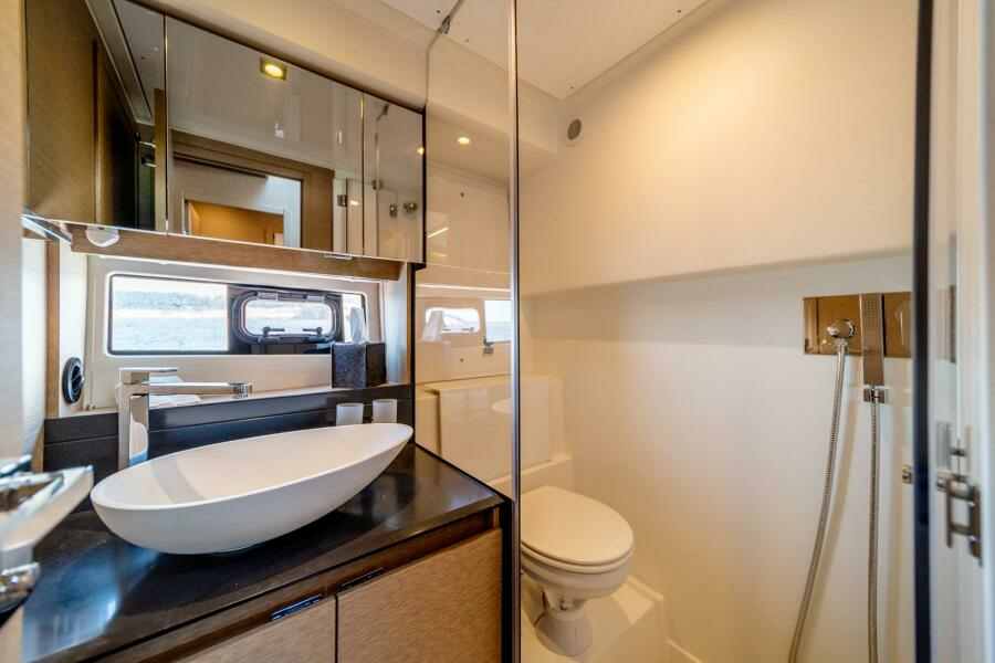 VIP Cabin Ensuite / Day Head