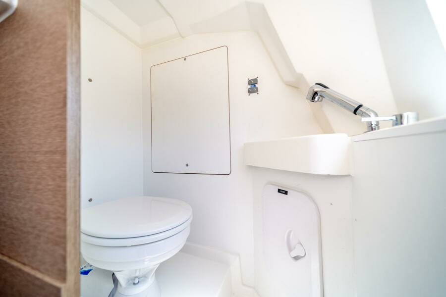 Aft Cabin Ensuite Head