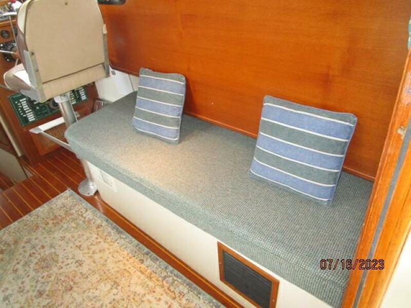 32' Nimble salon starboard seating