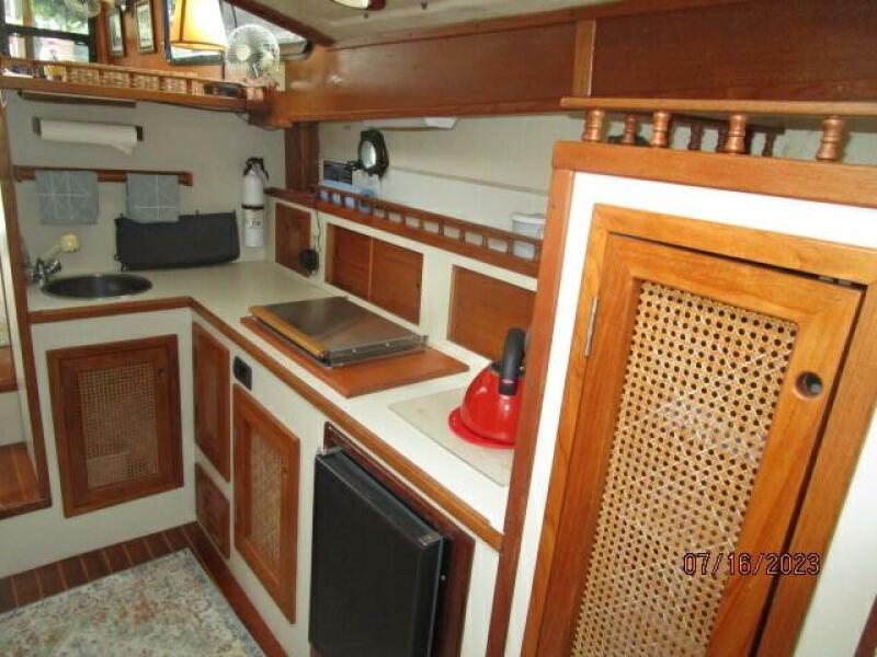 32' Nimble galley2