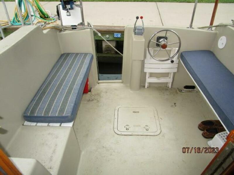 32' Nimble cockpit aft