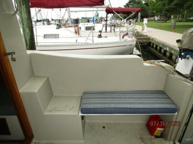 32' Nimble cockpit starboard