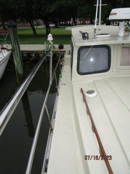 32' Nimble starboard side deck1
