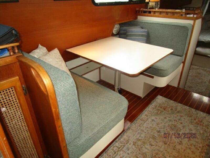 32' Nimble salon dinette
