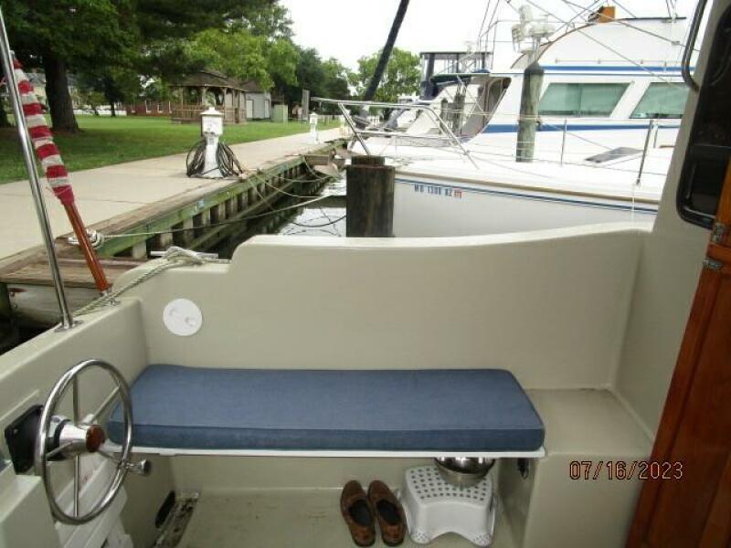 32' Nimble cockpit port