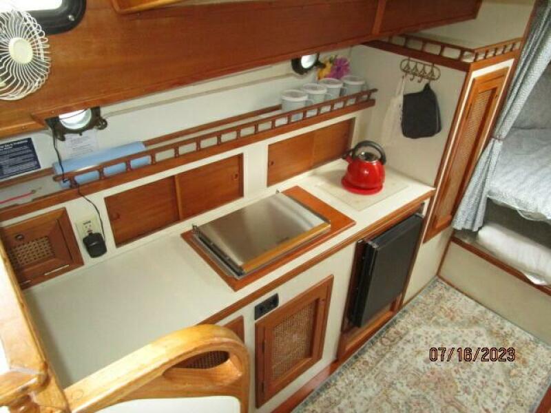 32' Nimble galley1