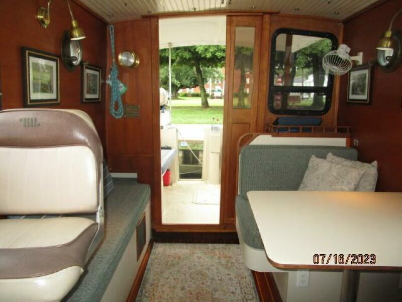 32' Nimble salon aft