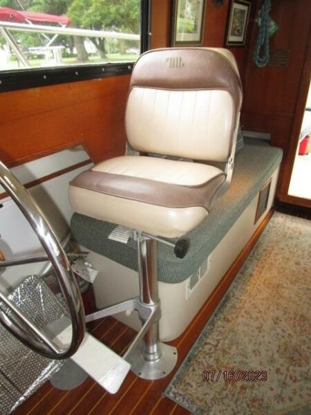 32' Nimble helmseat