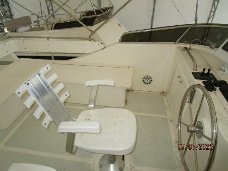 38' Mariner flybridge port