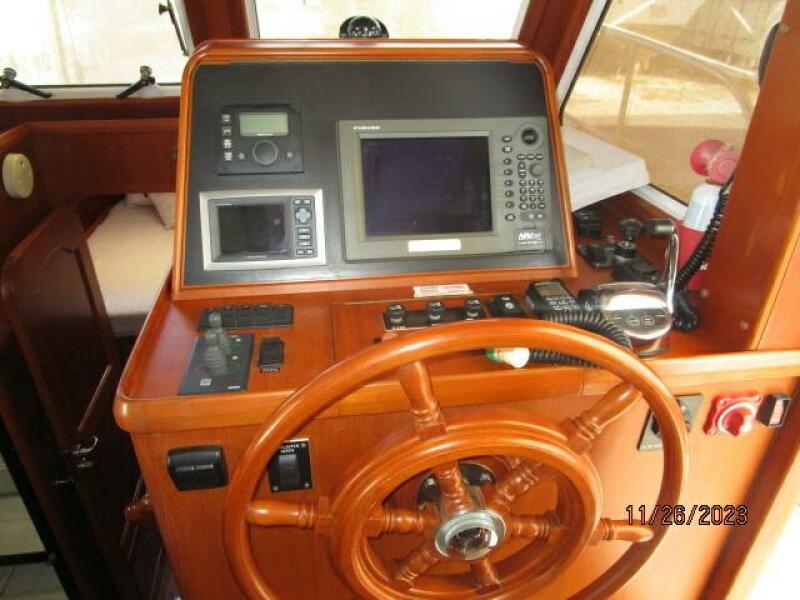 38' Mariner lower helm2
