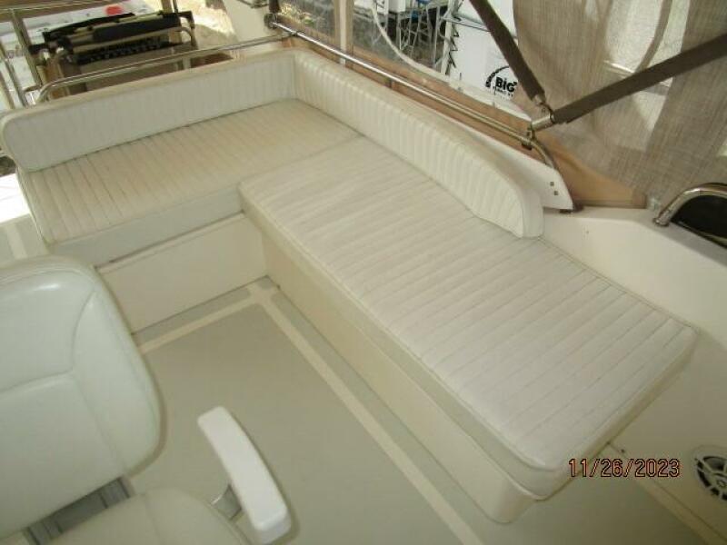 38' Mariner flybridge seating