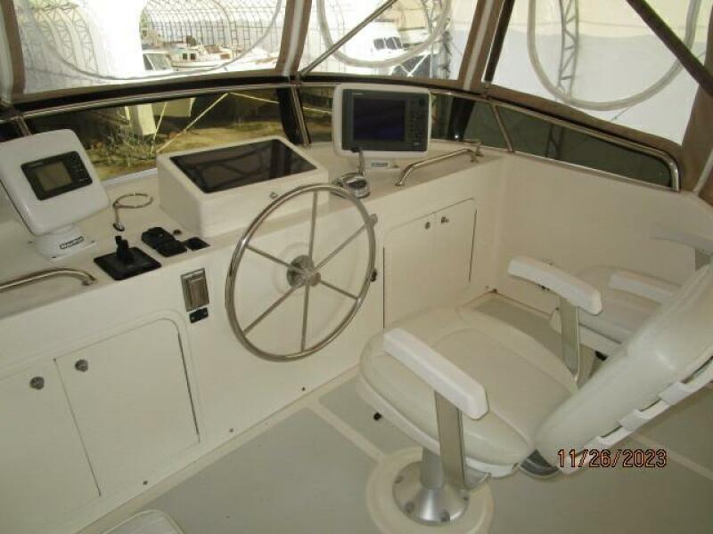 38' Mariner flybridge helm1