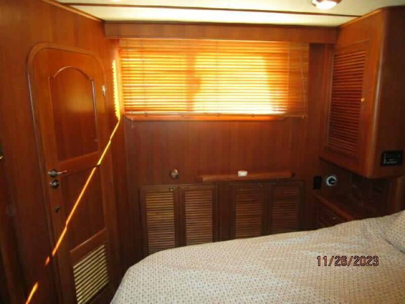 38' Mariner master stateroom starboard