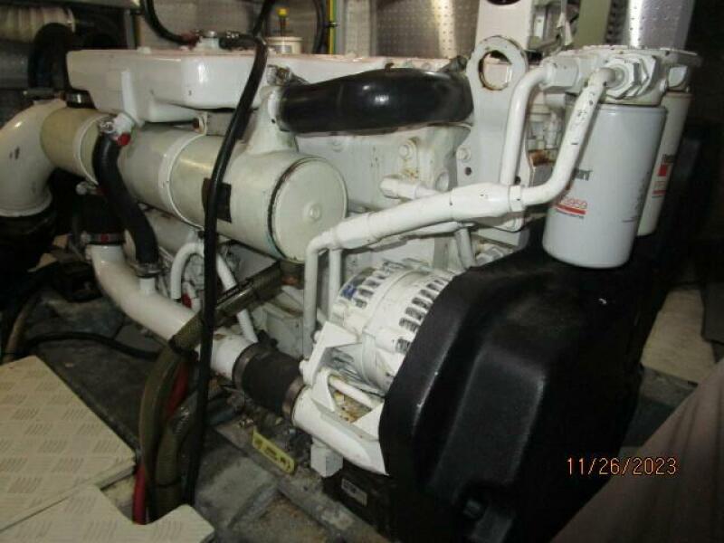 38' Mariner main engine1