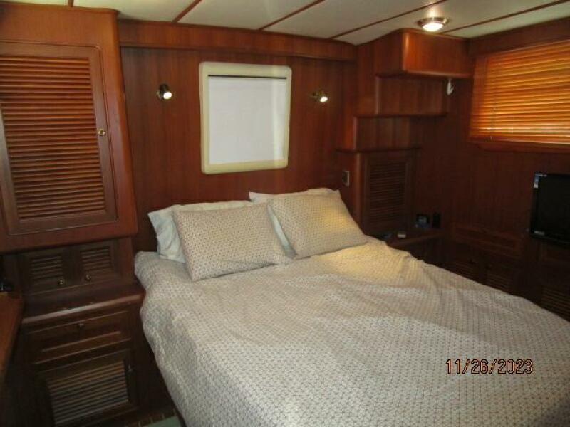 38' Mariner master stateroom
