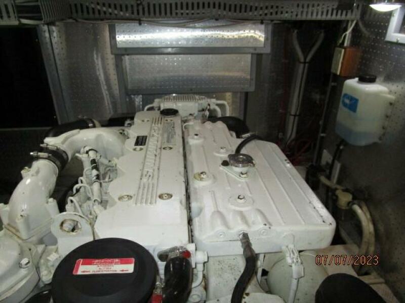38' Mariner engine room forward
